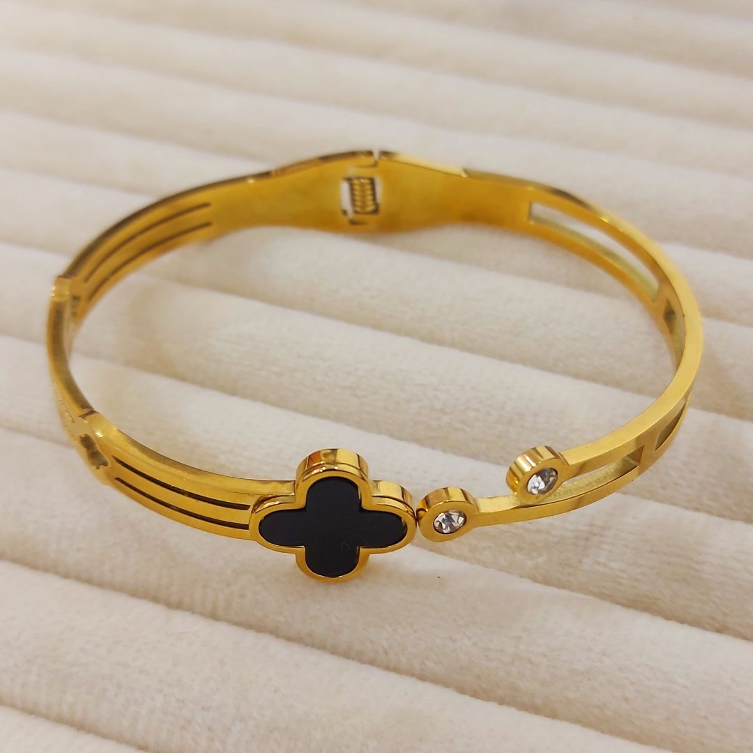 Elegant Black Clover Bracelet